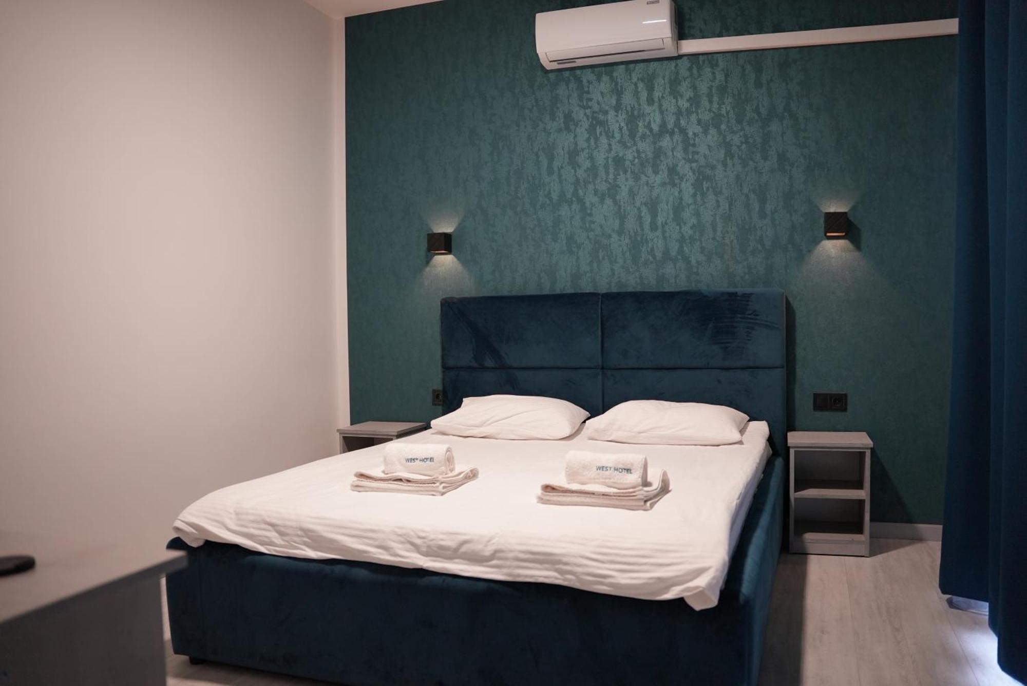 West Hotel Mostyska Экстерьер фото