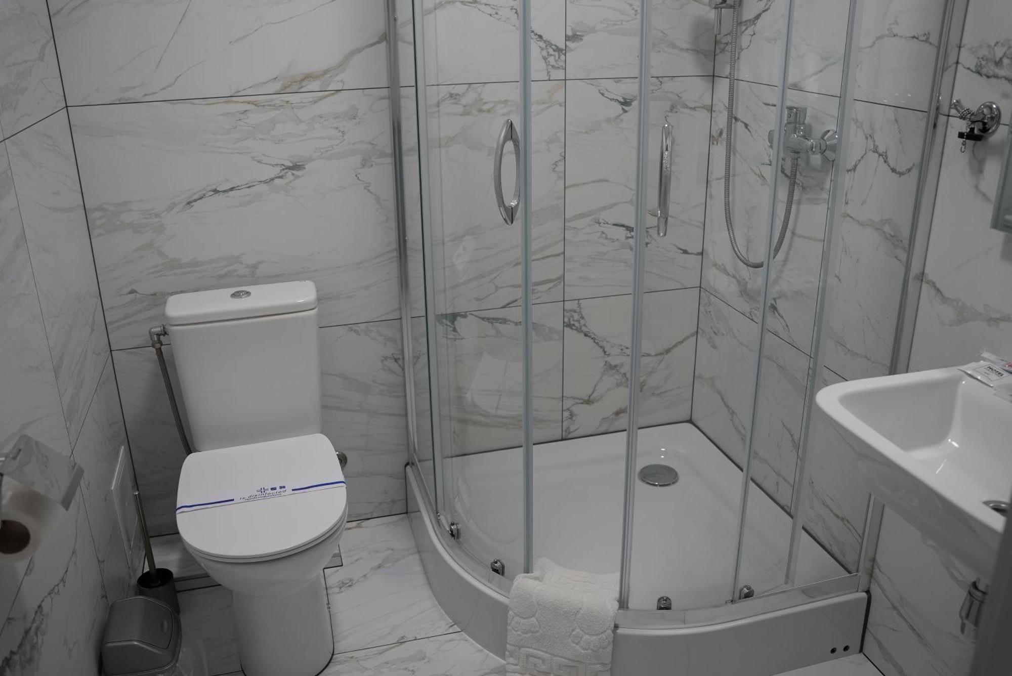 West Hotel Mostyska Экстерьер фото