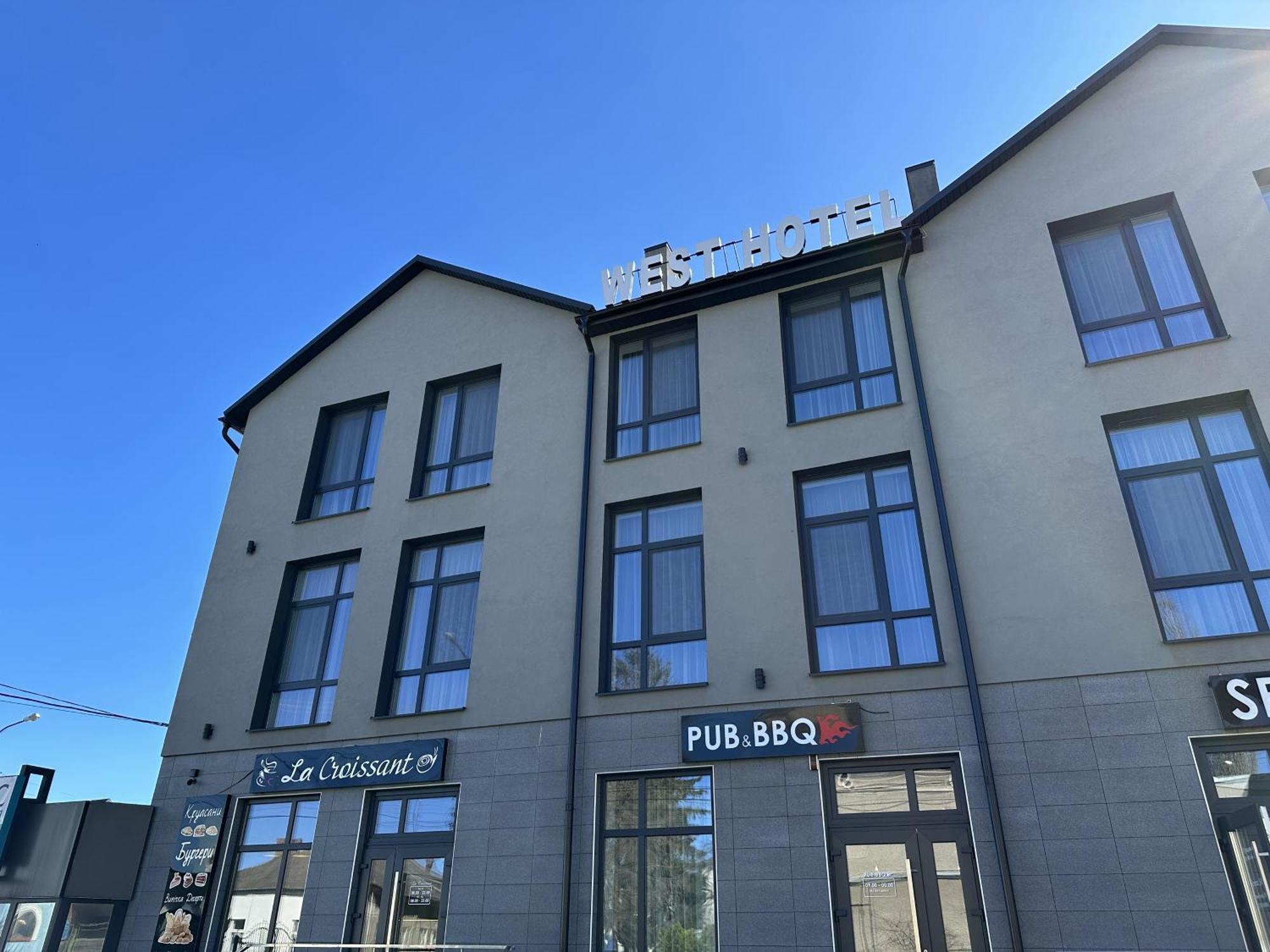 West Hotel Mostyska Экстерьер фото